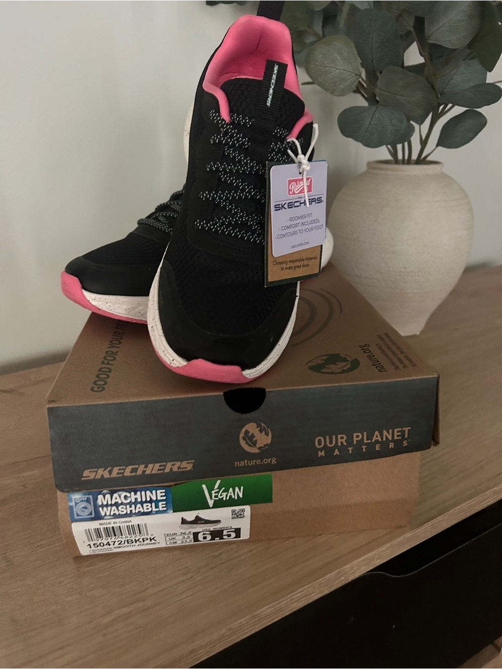 Skechers Women's Black and Pink Athletic Sneakers size 6.5